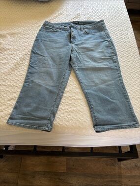 Lee Riders Mid-Rise Capri Jeans in Light Blue Denim with Multicolor Nails Accent